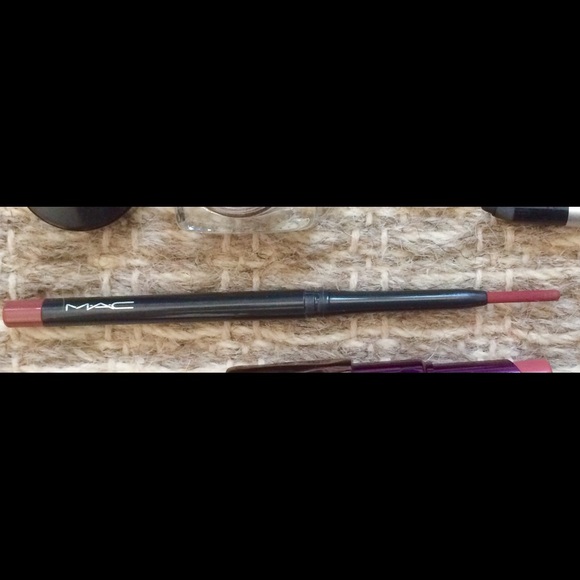 MAC lip liner in beurre.