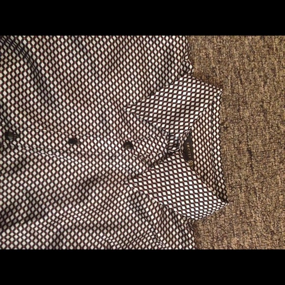 Beautifully tailored button down shirt😍😍😍 - Picture 2 of 4