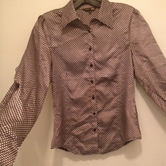 Beautifully tailored button down shirt😍😍😍 - Picture 3 of 4