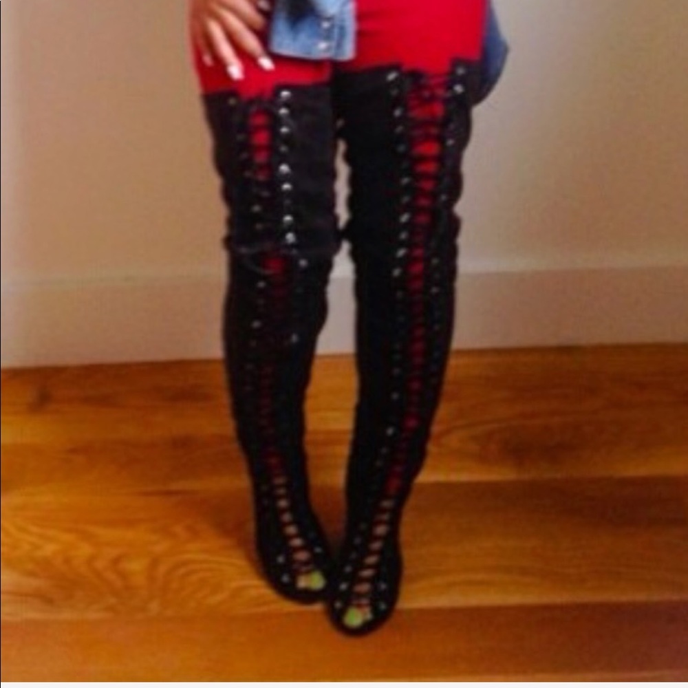 Black Thigh high laced boots - Picture 2 of 4