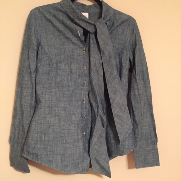 Beautiful Chambray Tie Collar Button Up!