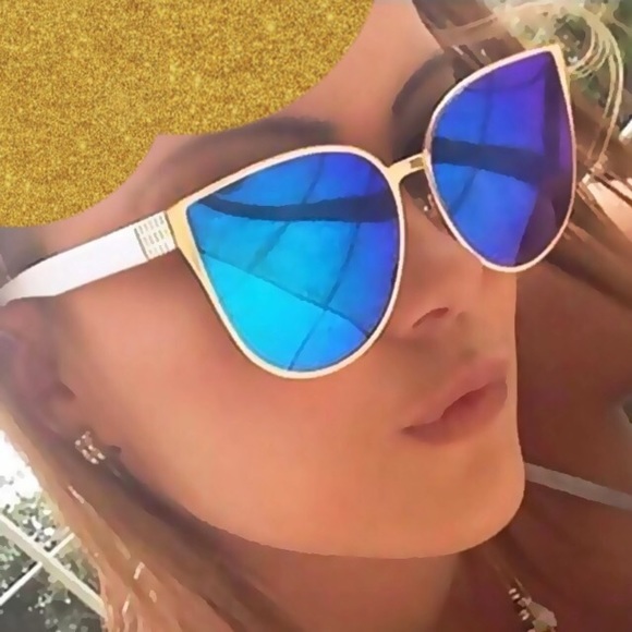 LAST PAIR! Blue Mirrored Sunglasses 😎 - Picture 4 of 6