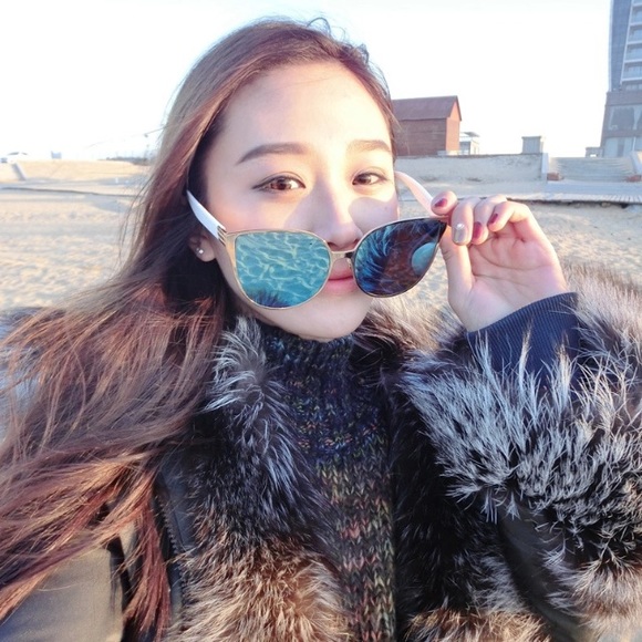 LAST PAIR! Blue Mirrored Sunglasses 😎 - Picture 2 of 6