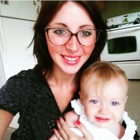 Meet your Posher, Caitlin - Picture 3 of 3