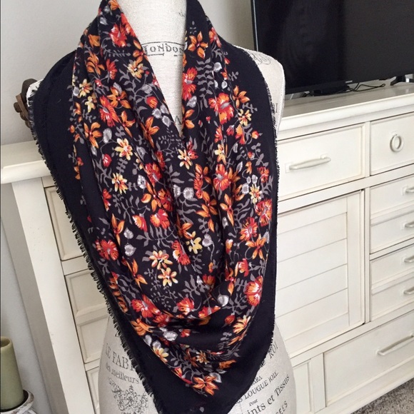 Beautiful square scarf reminds me of FALL🍁