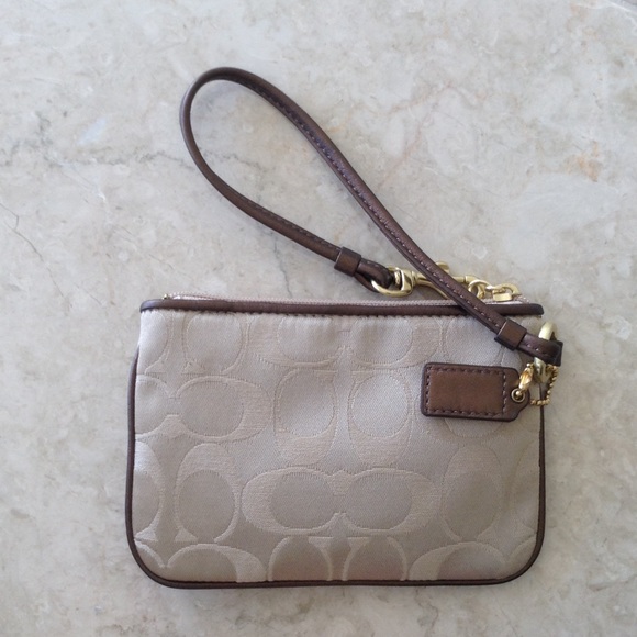Coach Poppy signature wristlet - Picture 2 of 3