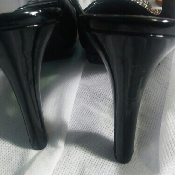 Tahari Leather Pumps with Patent Leather Tip - Picture 3 of 4