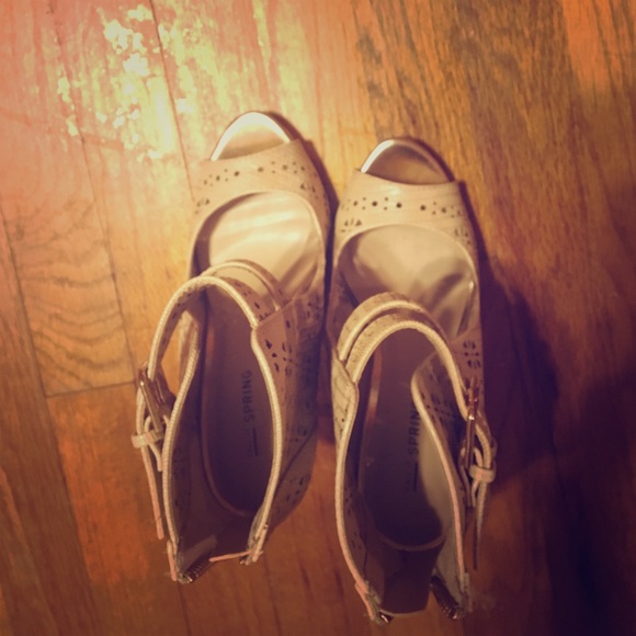 Cream Ankle wrapped heels - Picture 1 of 3