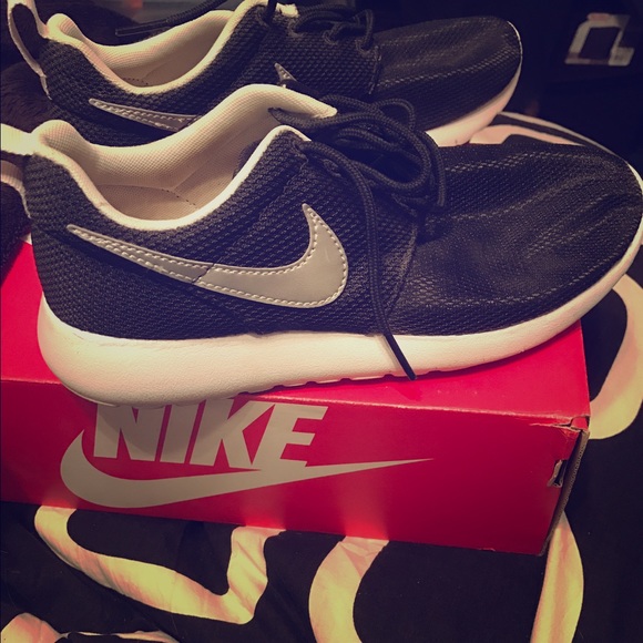 5y size 7 women's Nike Roshe. Hardly worn.