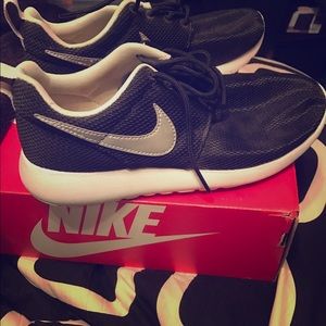 5y size 7 women's Nike Roshe. Hardly worn.