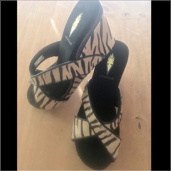 Volatile Sandals .. new without tags. Size 7