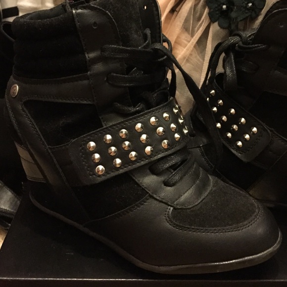 Black wedge sneakers