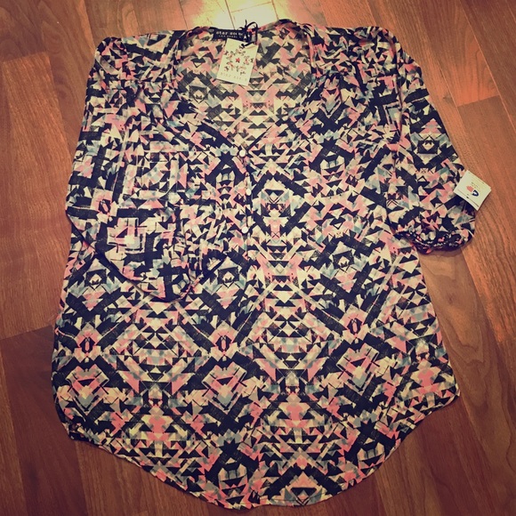 Beautiful abstract print 3/4 sleeve flowy Blouse