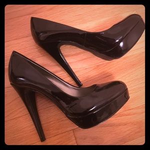 Guess black pumps