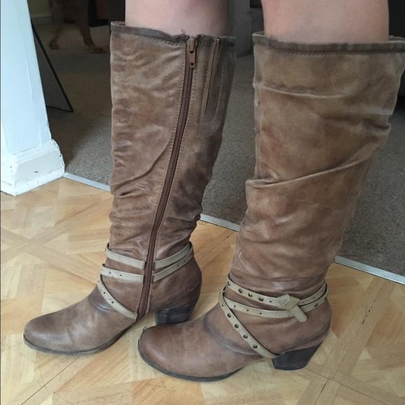 Rustic Bare Trap Boots. Size 8. - Picture 2 of 3