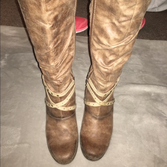 Rustic Bare Trap Boots. Size 8. - Picture 3 of 3