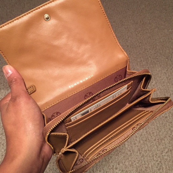 NWT Tory Burch Marion Quilted Smartphone Wristlet - Picture 2 of 3