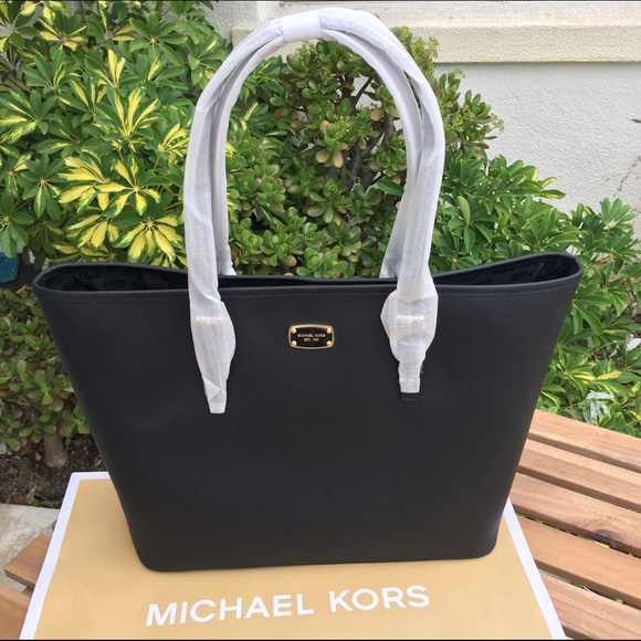 Michael Kors Handbags - SOLD❗️🎄🎉SALE Michael Kors Large Tote Black