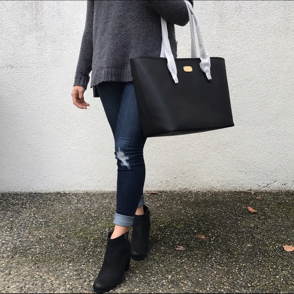 SOLD❗️🎄🎉SALE Michael Kors Large Tote Black - Picture 4 of 4