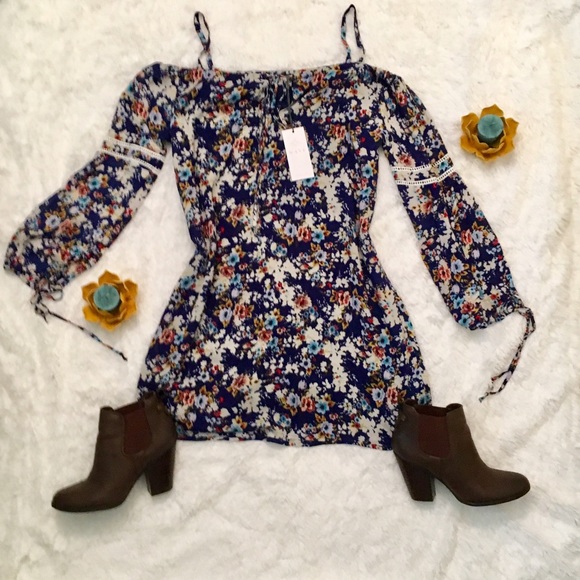 {WAYF} Blue Off Shoulder Floral Print Dress