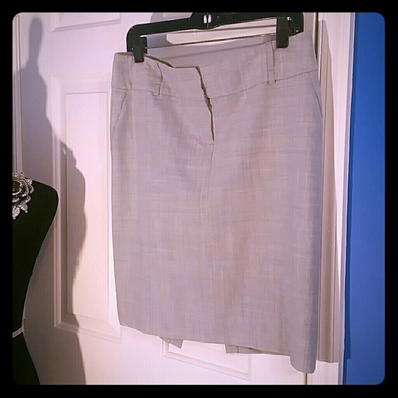 Gray pencil skirt with leopard print lining