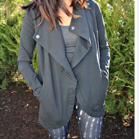 lululemon athletica Tops - Lululemon black that's a wrap jacket size 6