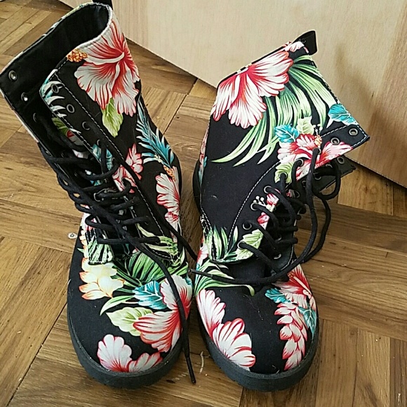 Floral Print Black Combat Boots Size 8 - Picture 2 of 4
