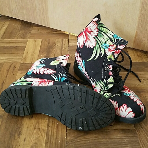 Floral Print Black Combat Boots Size 8 - Picture 3 of 4