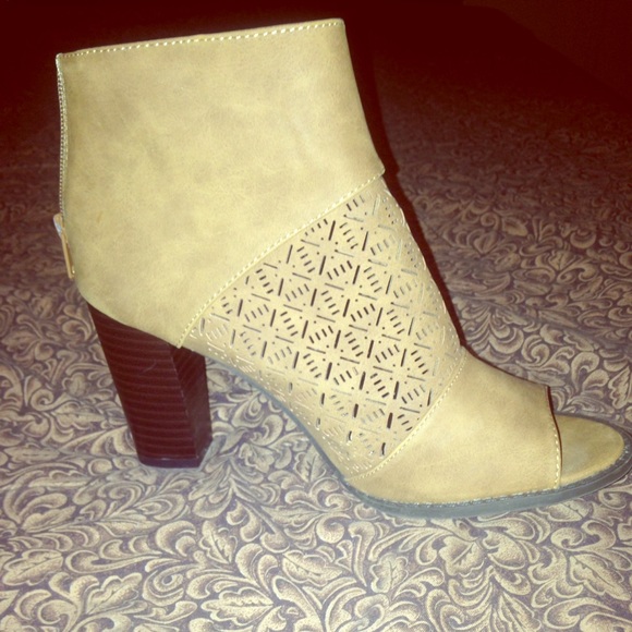 Cute camel/tan shoes