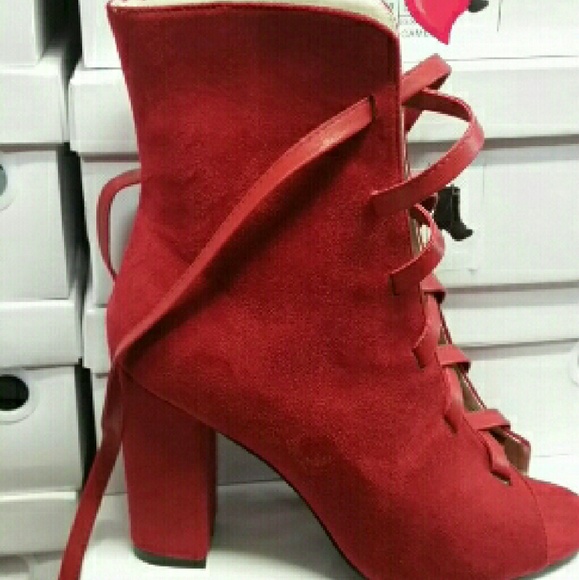 Fashionable Boots - Picture 1 of 4