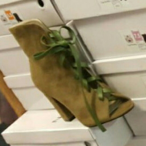 Fashionable Boots - Picture 4 of 4