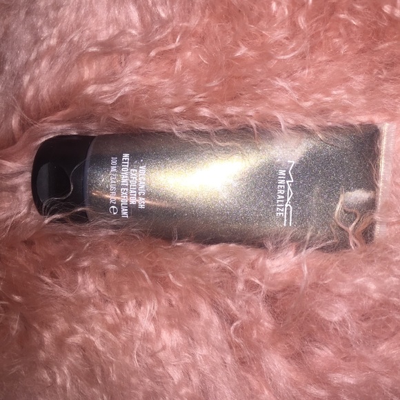 MAC mineralize volcanic ash exfoliator