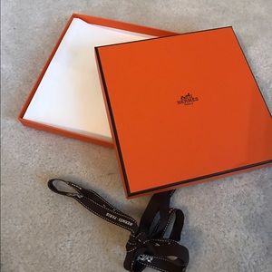 Hermes box and bow