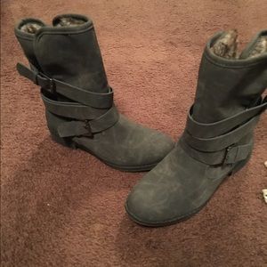 Brown boots w fuzzy inside