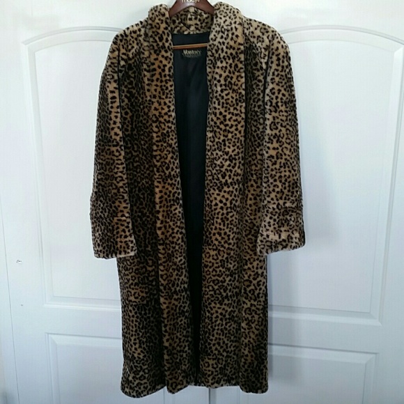 Beautiful faux fur coat!! Like new!