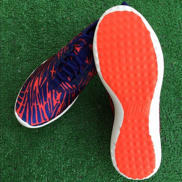 Nike Juvenate print women's red sneakers (Roshe) - Picture 2 of 4