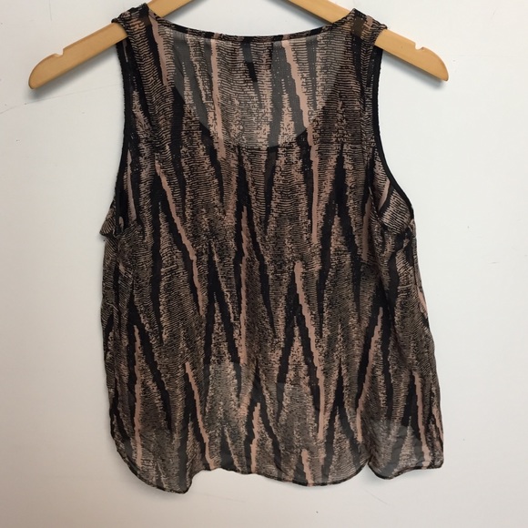 Cute flouncy blouse! - Picture 2 of 3