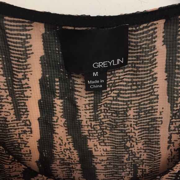 Cute flouncy blouse! - Picture 3 of 3