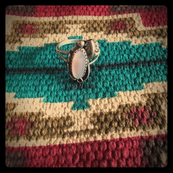 Vintage Jewelry - Mother of pearl Sterling a Silver Ring 1