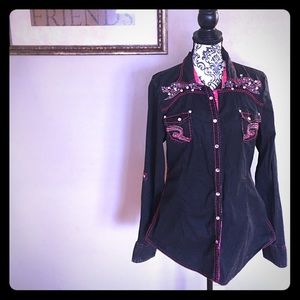 Gorgeous black and red roar snap down shirt