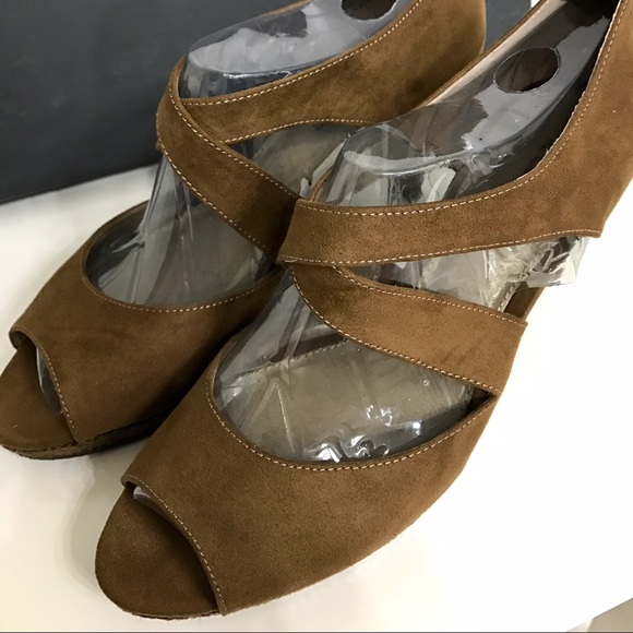 Liz Claiborne Suede Heels - Picture 4 of 4