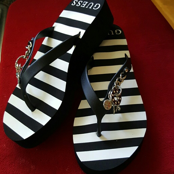Brand new!! Never worn! Guess sandles