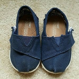 TOMS Tiny Classic Shoes sz 4 (T4 Infant / Toddler)