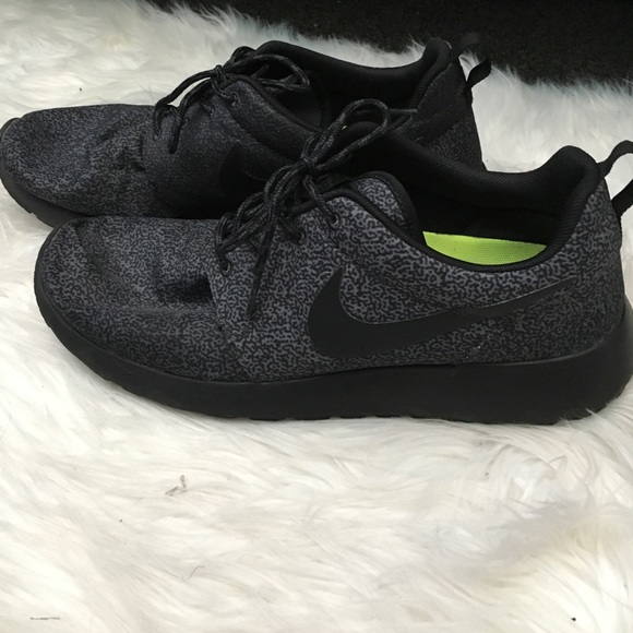 Black nike roshe