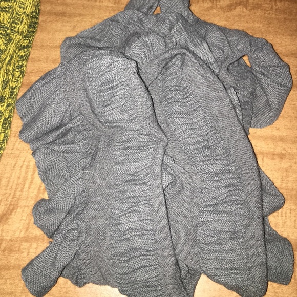 Lot of 4 scarves.