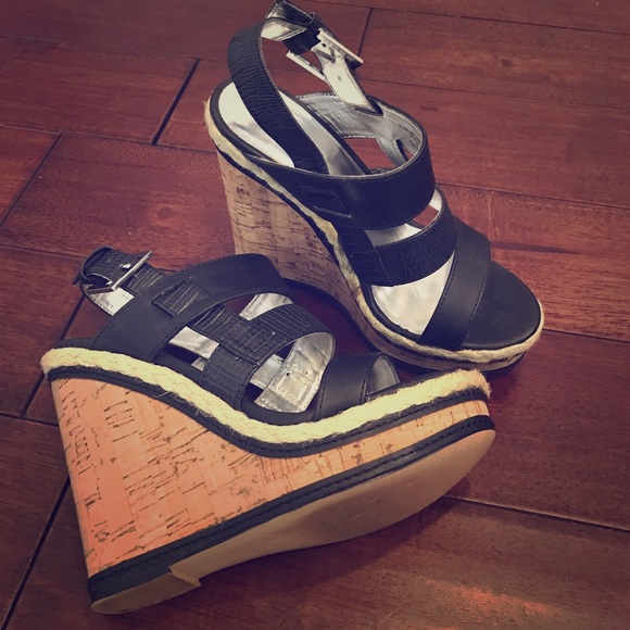 Adorable Guess Wedges (size 6)