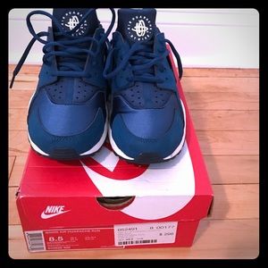 Nike Women's Huaraches 8.5