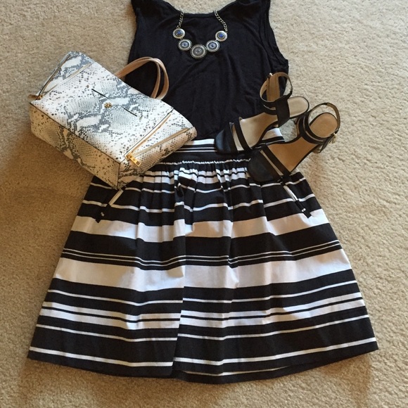 Banana Republic Dresses & Skirts - BANANA REPUBLIC Black size 8  stripped skirt