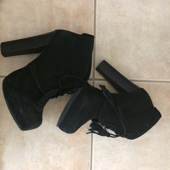 Steve Madden Shoes - Steve Madden black lace up booties