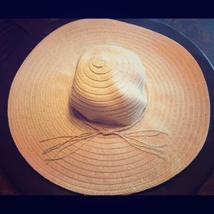 wide brimmed hat